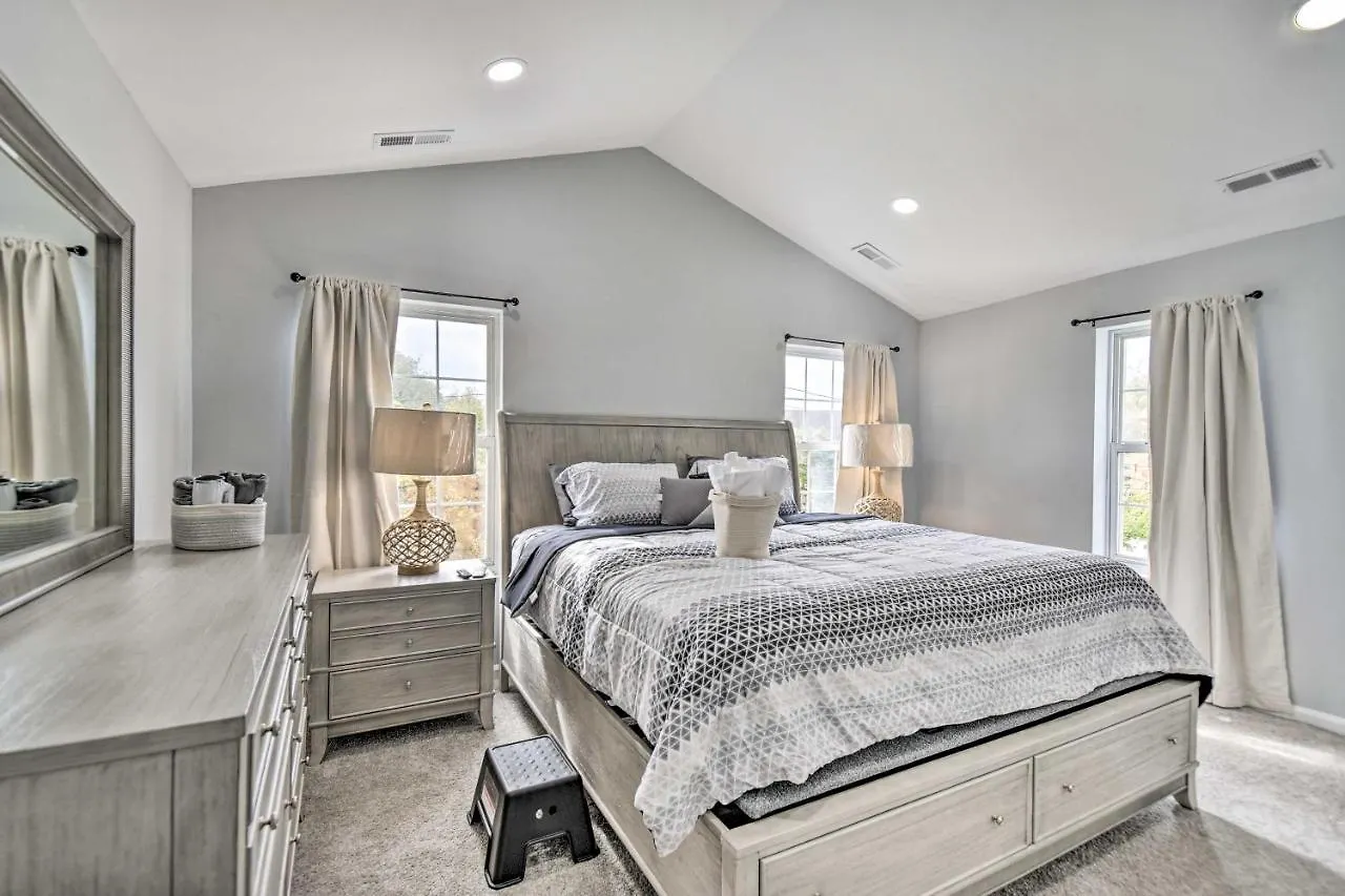 Bright Norfolk Home With Deck Less Than 3 Mi To Town! בית נופש