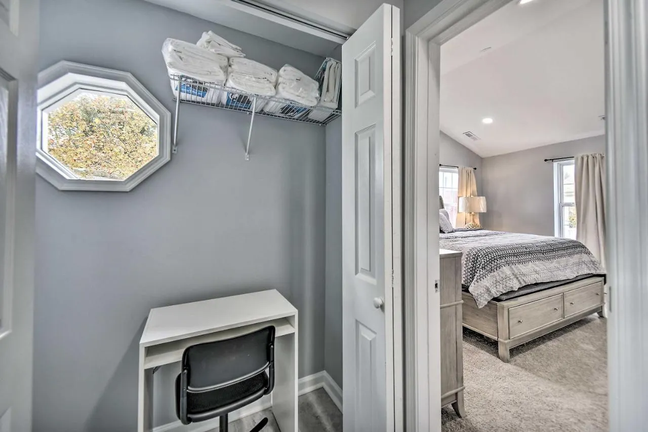 Bright Norfolk Home With Deck Less Than 3 Mi To Town! בית נופש