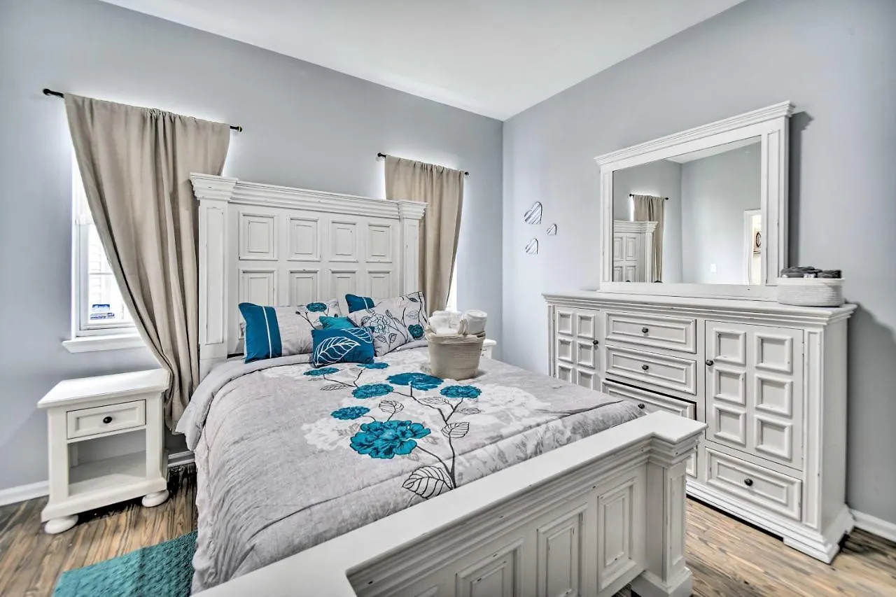 בית נופש Bright Norfolk Home With Deck Less Than 3 Mi To Town!
