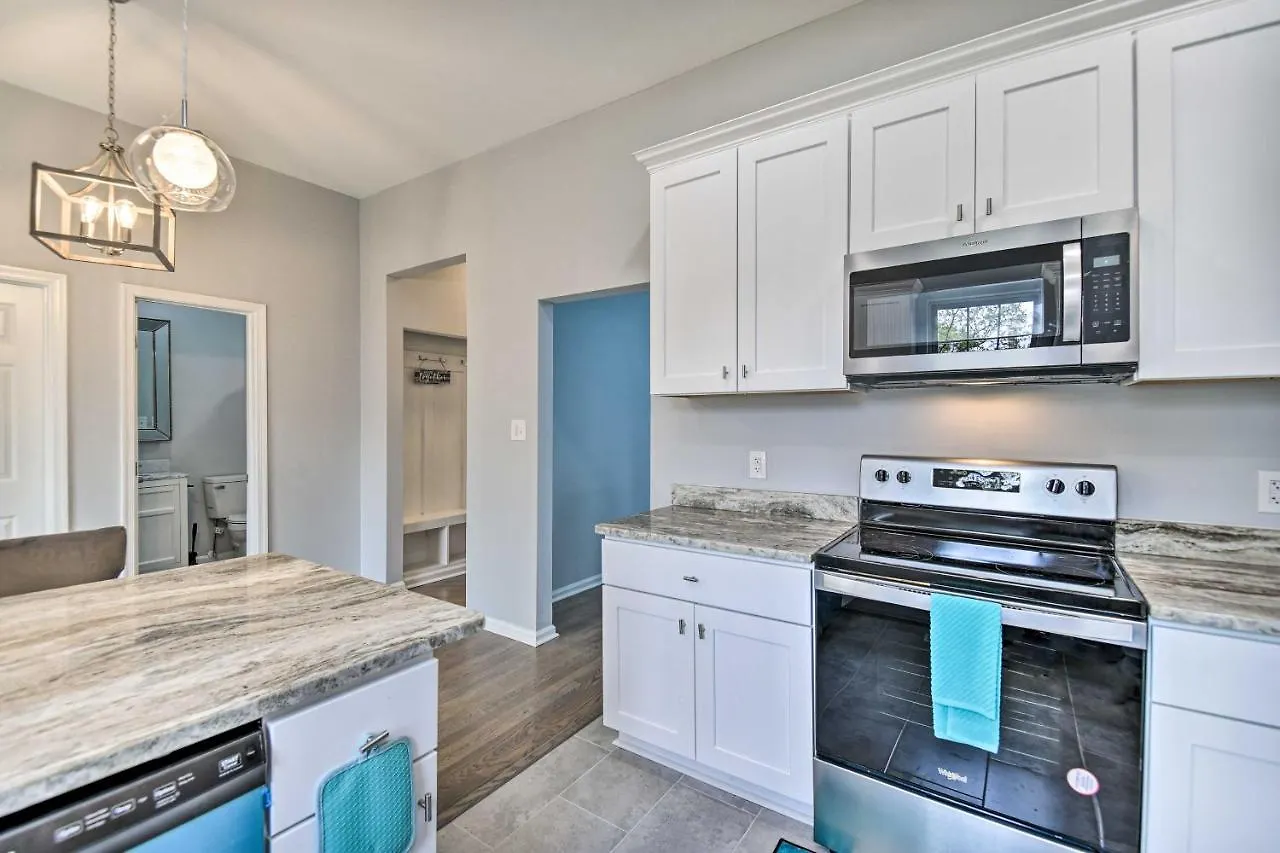 Bright Norfolk Home With Deck Less Than 3 Mi To Town! 0*,  ארצות הברית