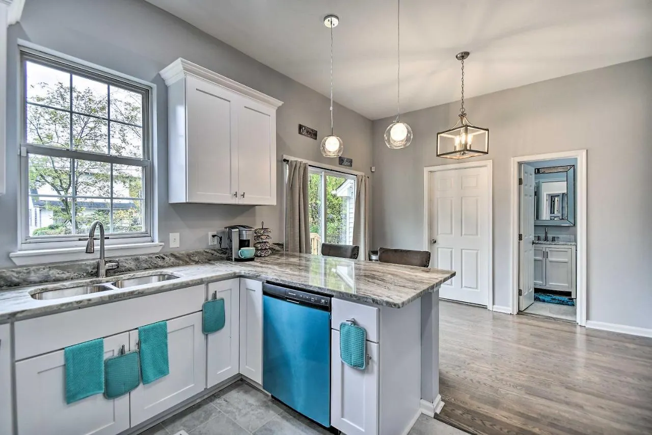 Bright Norfolk Home With Deck Less Than 3 Mi To Town!
