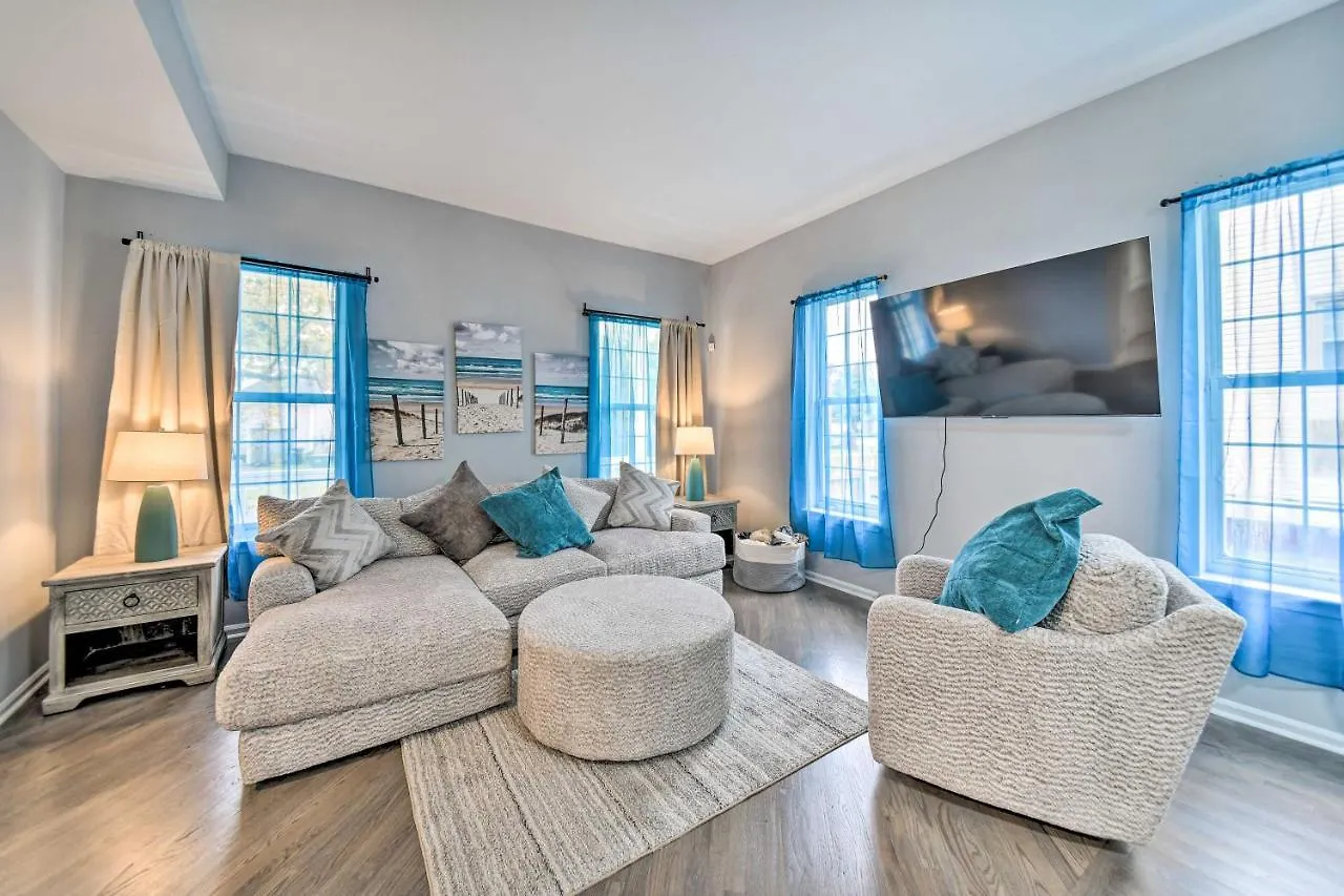 Bright Norfolk Home With Deck Less Than 3 Mi To Town!