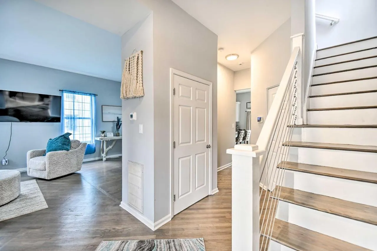Bright Norfolk Home With Deck Less Than 3 Mi To Town!