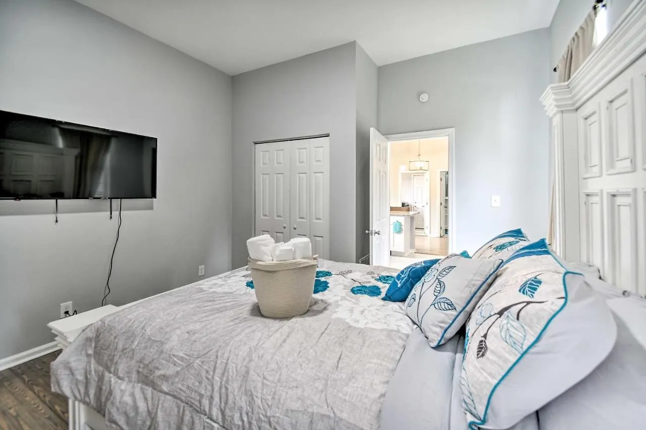Bright Norfolk Home With Deck Less Than 3 Mi To Town!